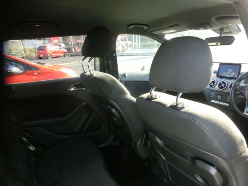 MERCEDES-BENZ B180