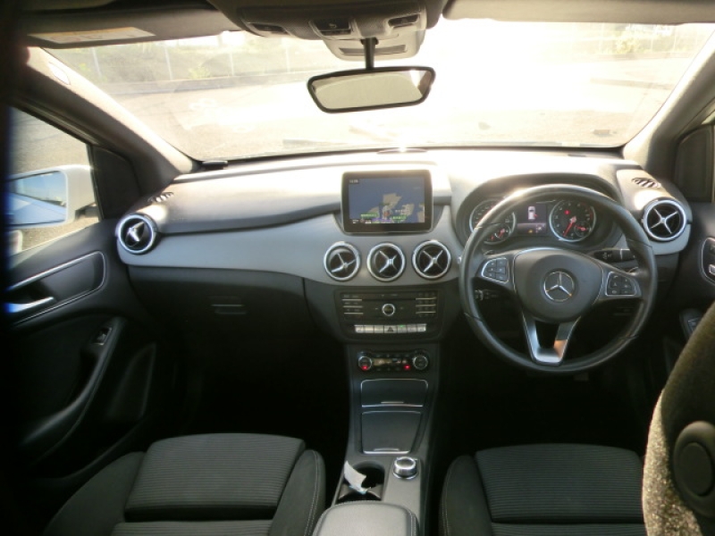 MERCEDES-BENZ B180