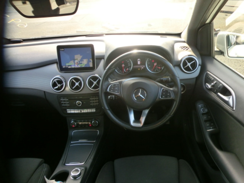 MERCEDES-BENZ B180