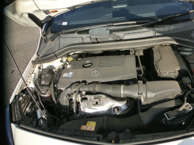 MERCEDES-BENZ B180