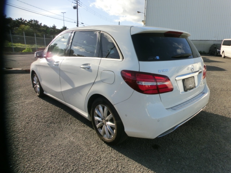 MERCEDES-BENZ B180