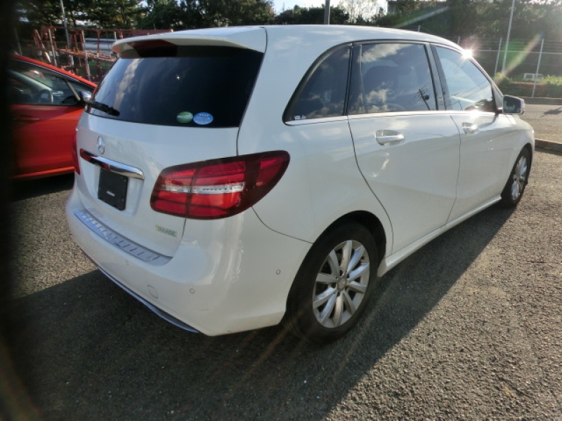 MERCEDES-BENZ B180