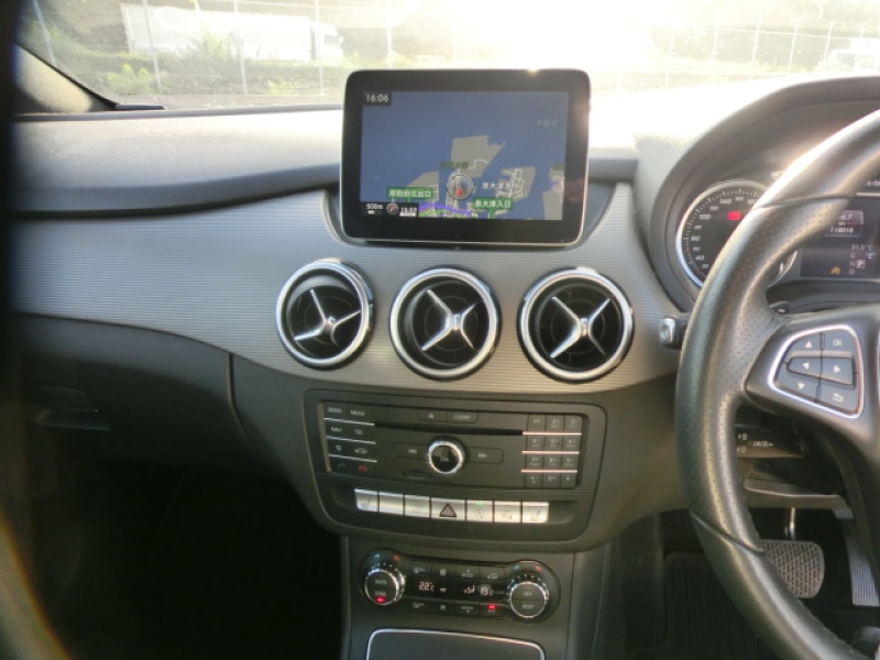 MERCEDES-BENZ B180